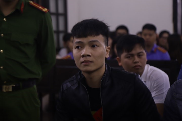 Khá “bảnh” tại tòa. Ảnh: NGÔ CƯỜNG
