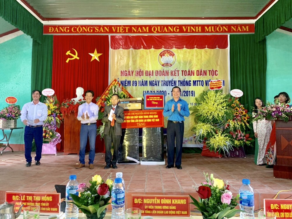 Đồng chí Nguyễn Đình Khang, Uỷ viên Trung ương Đảng, Chủ tịch Tổng LĐLĐVN tặng nhân dân thôn Hôn Vàng bộ hệ thống âm thanh hiện đại. Ảnh: Xuân Hùng