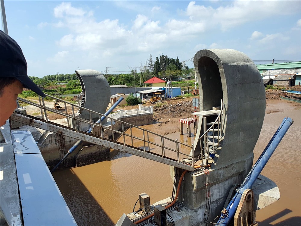 Cống ngăn mặn vẫn chưa phát huy tác dụng do hệ thống đê, kè chưa đồng bộ (ảnh Nhật Hồ)