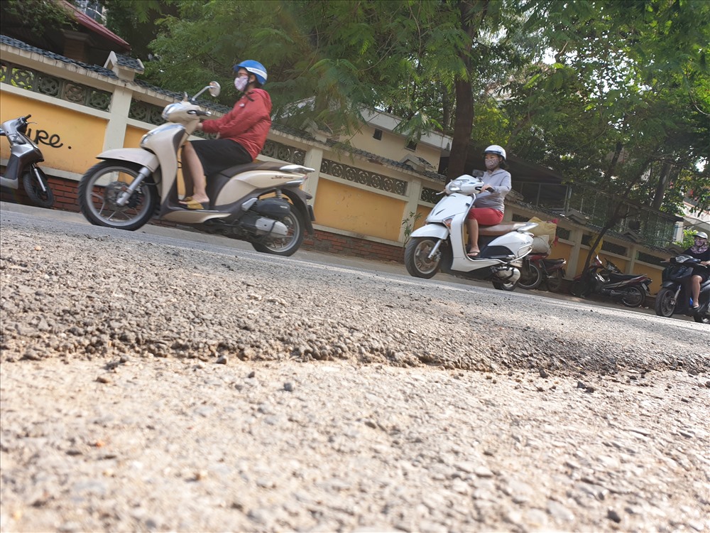 Không chỉ có rãnh sâu, lòng đường xuất hiện vệt trám vá như “con lươn khổng lồ” gồ ghề chạy suốt tuyến, dễ gây trượt ngã đối với xe máy, xe đạp. Ảnh TG.