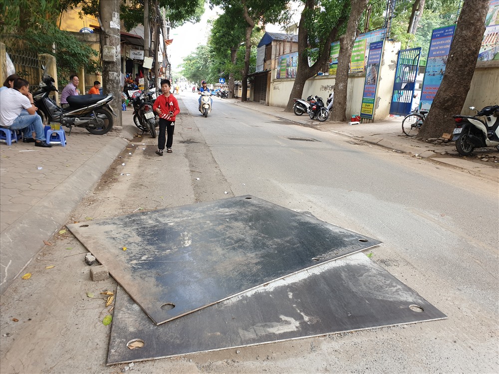 Đoạn đường mới được thảm lại nhưng đã bị cày xới, chắp vá nham nhở đến nhếch nhác, tạo ra nhiều ổ gà, ổ voi. Ảnh TG.