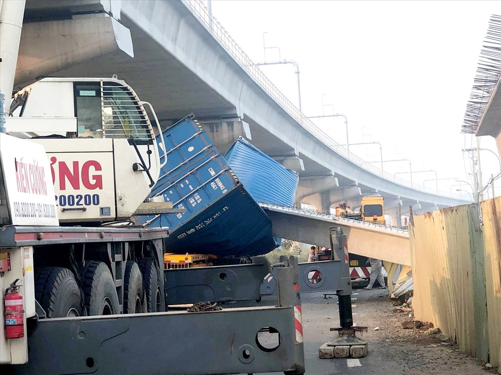 4 ngày sau sự cố, vẫn chưa xác định được nguyên nhân xe container cao 4,2m kéo sập dầm cầu bộ hành cao 4,75m. Ảnh: G.A