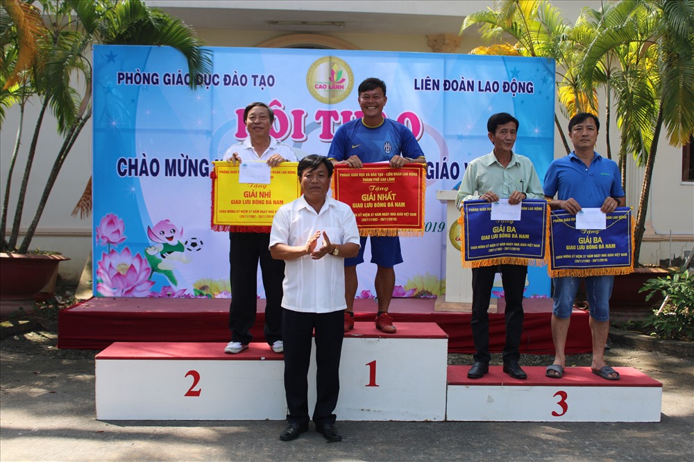 Trưởng phòng GD&ĐT thành phố Nguyễn Văn Ngợi trao giải môn bóng đá nam. Ảnh: Trung Hiếu
