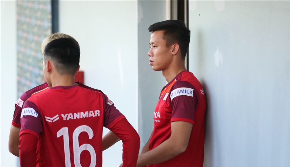 Dường như ông thầy người Hàn Quốc muốn ” Hải Quế” truyền đạt lại cho các đồng đội. Ảnh: HOÀI THU