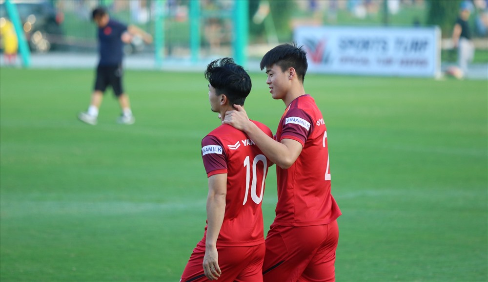 Công Phượng cùng Duy Mạnh thoải mái trò chuyện, trao đổi trước khi bắt đầu buổi tập. Ảnh: HOÀI THU