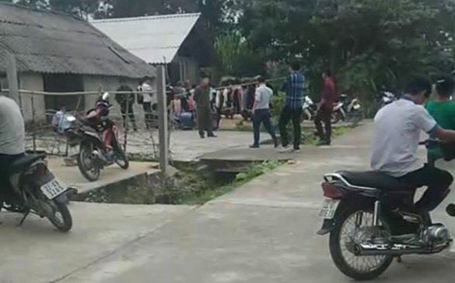 Nhiều người dân bàng hoàng khi nghe tin. Ảnh: PT