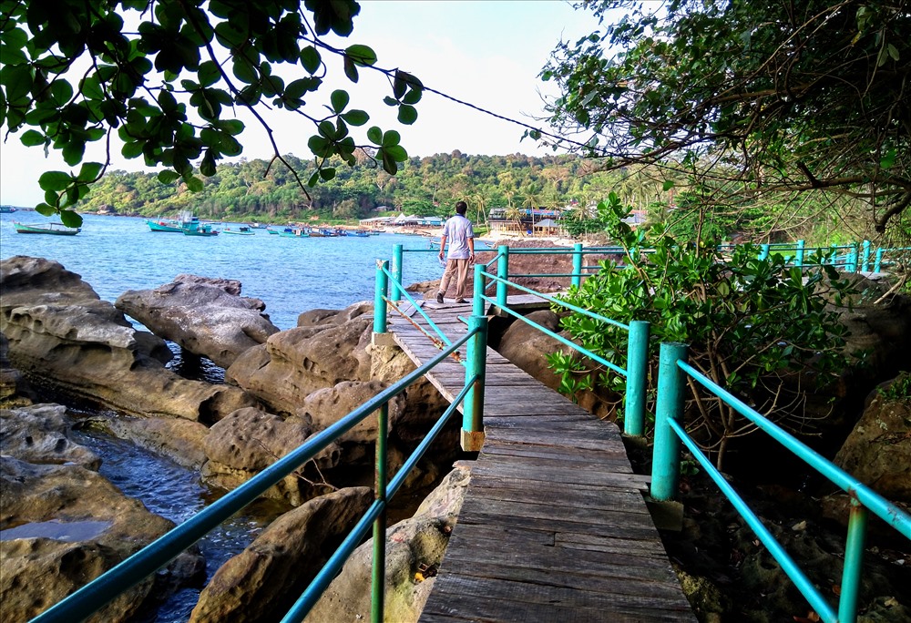 Một đoạn cây cầu ôm mép biển của Resort Nam Phương xây dựng. Ảnh: TM