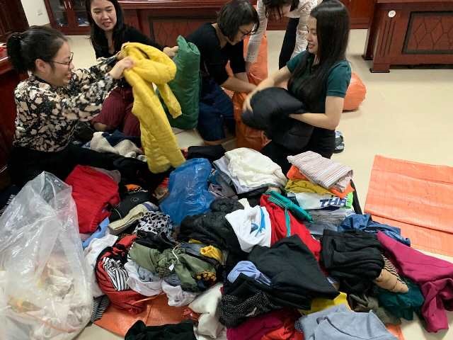 Gom quần áo để đưa đến ủng hộ tủ quần áo từ thiện ở Bệnh viện đa khoa Hà Tĩnh