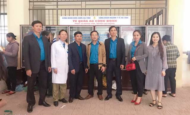 Cán bộ công đoàn dự buổi ra mắt tủ quần áo từ thiện ở Bệnh viện đa khoa tỉnh Hà Tĩnh