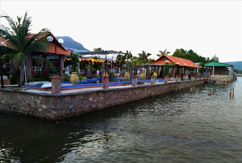 Hình ảnh cũ và mới đoạn bờ biển gần cầu cảng Hàm Ninh. Ảnh: TM