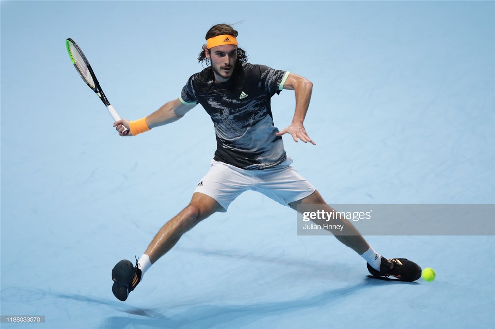 Tsitsipas 6 lần cứu break thành công trong set 1. Ảnh: Getty.