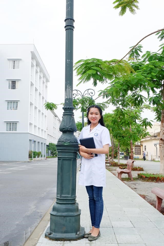 Sinh viên Nguyễn Thị Thắng trong sân trường Đại học Y Dược Huế. Ảnh: NVCC