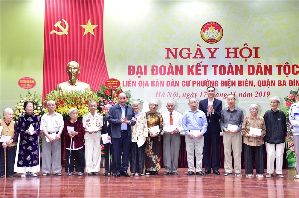 Thủ tướng tặng quà cho một số gia đình trên địa bàn. Ảnh VGP