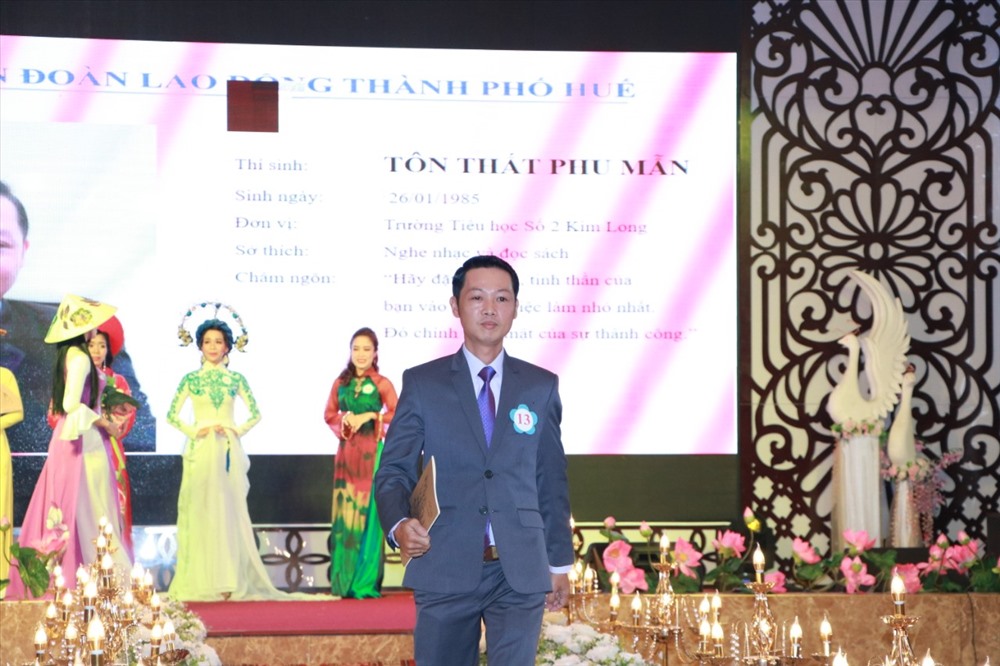 Thí sinh nam duy nhất của hội thi thể hiện hết sức tự tin, chuyên nghiệp. Ảnh: PĐ.