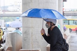 Dự báo thời tiết 18.11: Không khí lạnh "gõ cửa", miền Bắc mưa dông gió rét