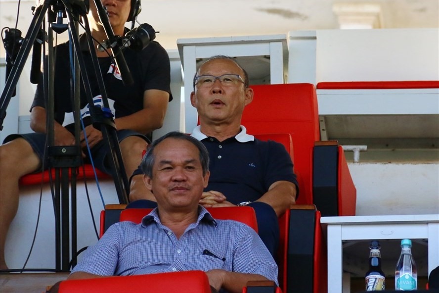 Bầu Đức cùng ông Park từng cùng nhau dự khán trận đấu tại V.League 2019. Ảnh: VPF