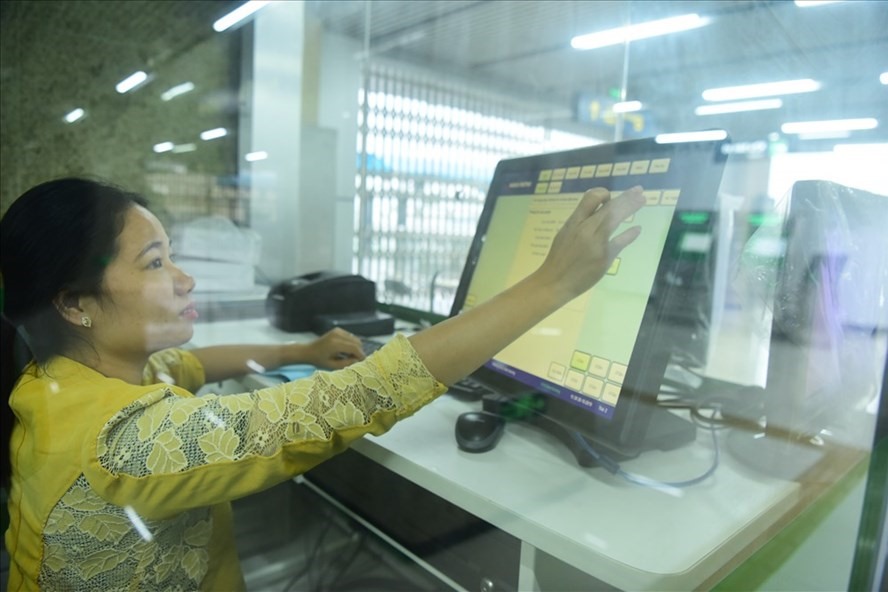 Nhân viên vận hành tuyến đường sắt Cát Linh - Hà Đông. Ảnh: Tô Thế