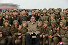 Ông Kim Jong-un thị sát tập trận