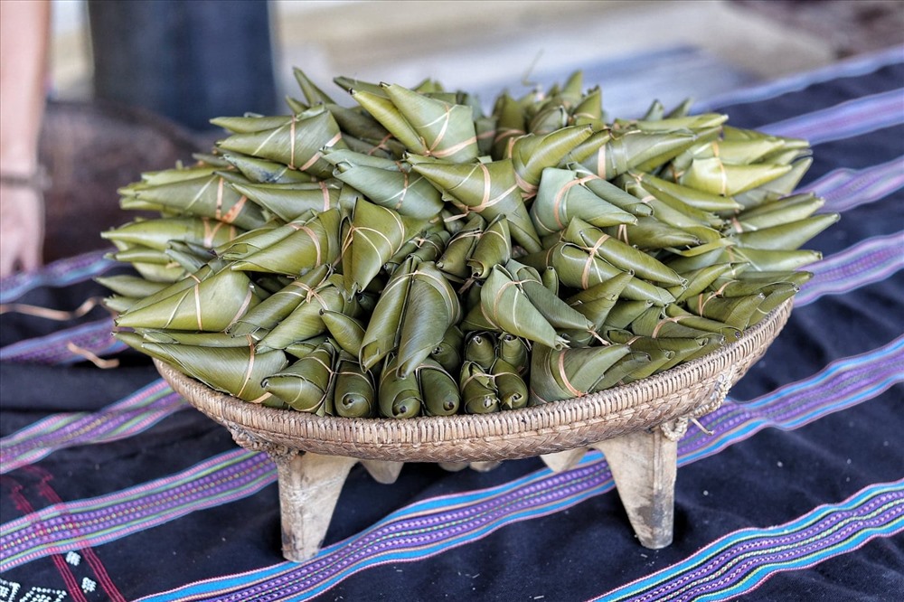 Món bánh A Quát (bánh tình yêu) đặc sản làm từ gạo nếp than.