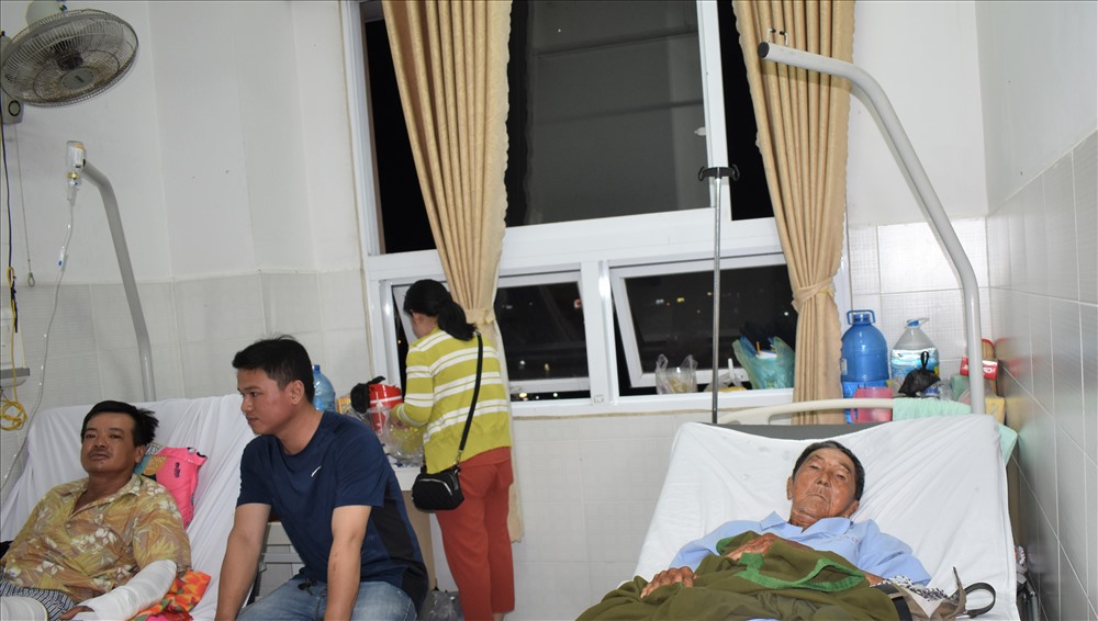 Cụ Tấn đang điều trị tại bệnh viện không người chăm sóc (ảnh chụp lúc 14h40 ngày 18.11 tại Bệnh viện Đa khoa TP.Cần Thơ). Ảnh: Thành Nhân.