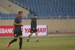 Đội tuyển Thái Lan làm quen sân Mỹ Đình dưới mưa nặng hạt