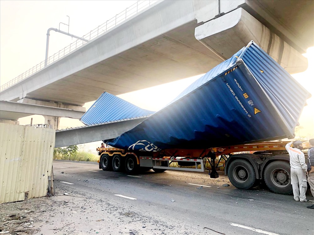 Hiện trường vụ sập dầm cầu bộ hành trên Xa lộ Hà Nội. Ảnh: G.A