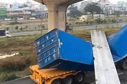 Vụ container kéo sập dầm cầu bộ hành: Bất ngờ vị trí cầu được thay đổi