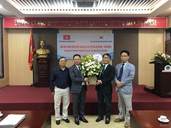 Chuyên gia Hàn Quốc tham gia phẫu thuật nhân đạo cho trẻ em Việt Nam. Ảnh: T.Linh