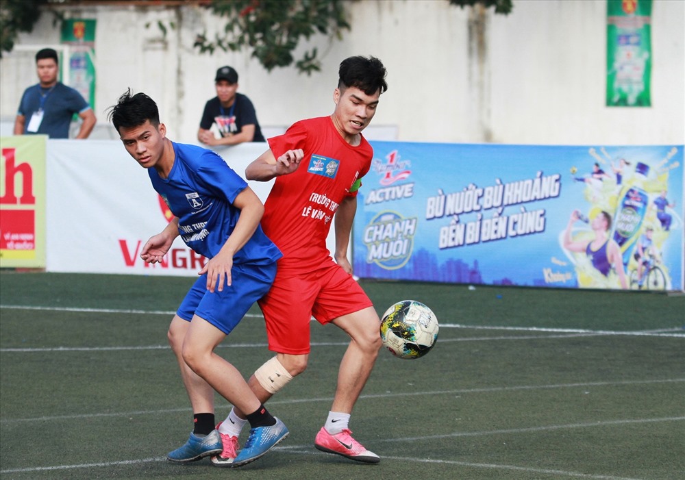 THPT Lê Văn Thiêm (áo đỏ) đã “giải mã” được hiện tượng THPT Tân Lập