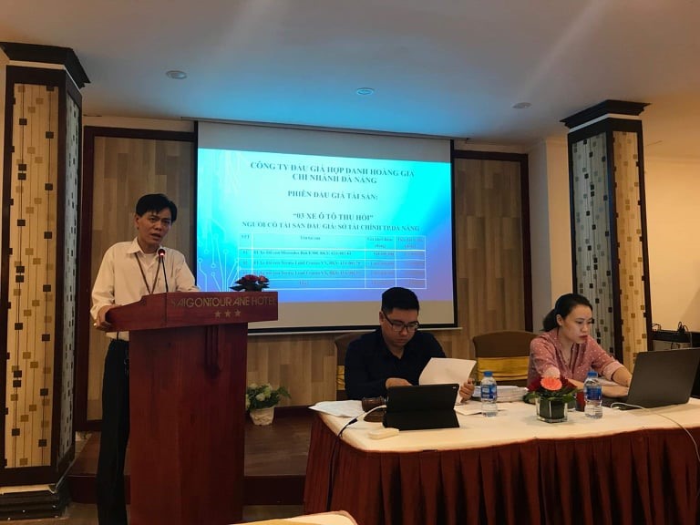 Buổi bán đấu giá