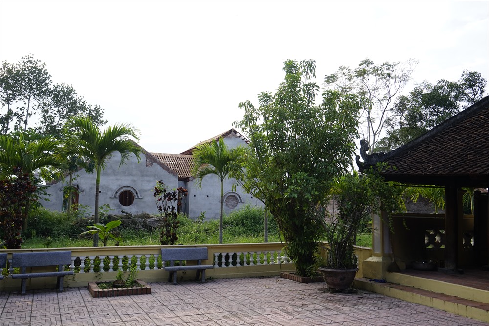 Hạng mục chùa không phép xây dựng rất gần với chính điện di tích quốc gia Đền Hữu. Ảnh: QĐ