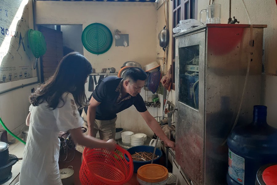 Mặc dù được quảng bá là nước uống tại vòi nhưng người dân vẫn dùng máy lọc nước khi sử dụng nguồn nước Nhà máy Nước sông Đuống. Ảnh: T.VƯƠNG