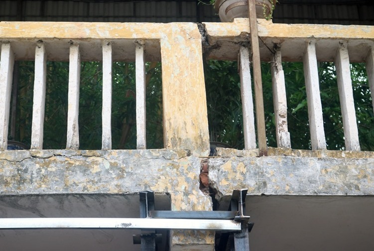 Những bức tường được gia cố bằng lại bằng sắt thép nhưng cũng chỉ là biện pháp tạm thời.