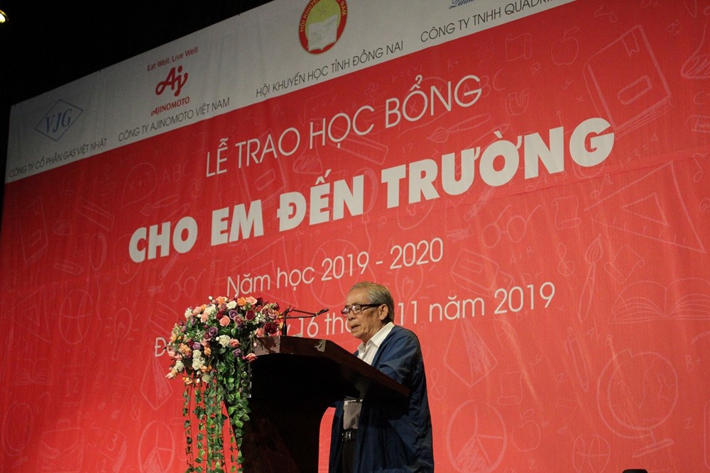 Ông Nguyễn Trùng Phương - Chủ tịch Hội Khuyến học tỉnh Đồng Nai phát biểu cám ơn các doanh nghiệp đã đồng hành cùng học sinh tỉnh Đồng Nai (ảnh:A.T).
