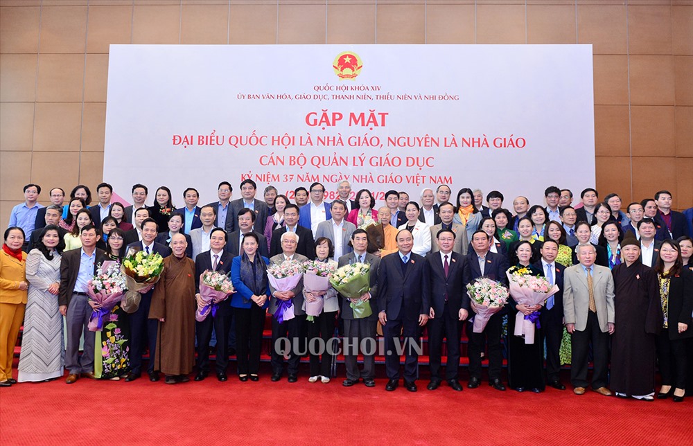 Thủ tướng Nguyễn Xuân Phúc, Chủ tịch Quốc hội Nguyễn Thị Kim Ngân và các đại biểu chụp ảnh lưu niệm với các Đại biểu Quốc hội là nhà giáo, nguyên là nhà giáo, cán bộ quản lý giáo dục.