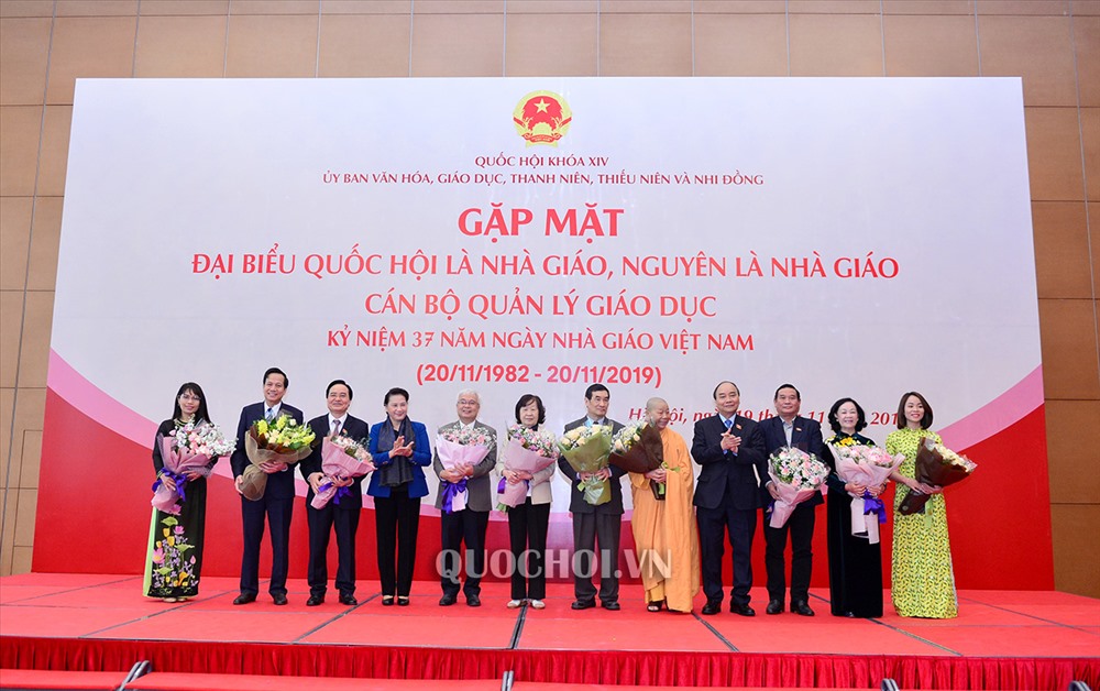 Thủ tướng Nguyễn Xuân Phúc và Chủ tịch Quốc hội Nguyễn Thị Kim Ngân tặng hoa các Đại biểu Quốc hội là nhà giáo, nguyên là nhà giáo, cán bộ quản lý giáo dục. Ảnh Quochoi.vn