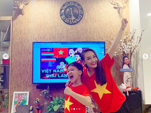 Bảo Thanh cổ vũ cùng con trai. Ảnh: FBNV.