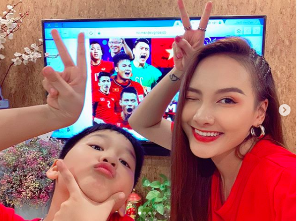 Bảo Thanh cổ vũ cùng con trai. Ảnh: FBNV.