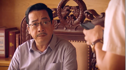 Chủ tịch tỉnh khuyên con trai “né” sang một bên. Ảnh: CMH.