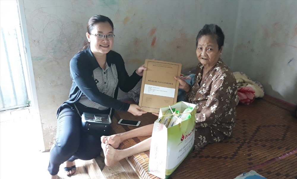 Đại diện Sở nội vụ tỉnh trao hồ sơ, kỷ vật cho gia đình cán bộ tập kết, cán bộ đi B