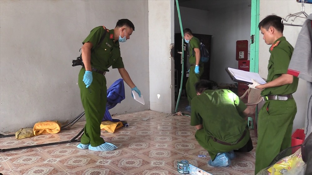 Công an khám nghiệm bên trong căn nhà. Ảnh: AX.