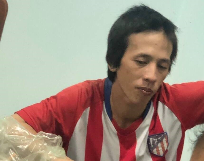 Công an phải đưa Luận đi cấp cứu súc ruột vì đối uống thuốc tự tử. Ảnh: A.X