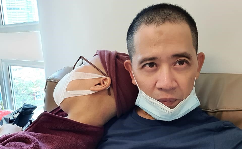 Đỗ Đức Thành luôn theo sát quá trình chữa bệnh cùng con gái. Ảnh: FB