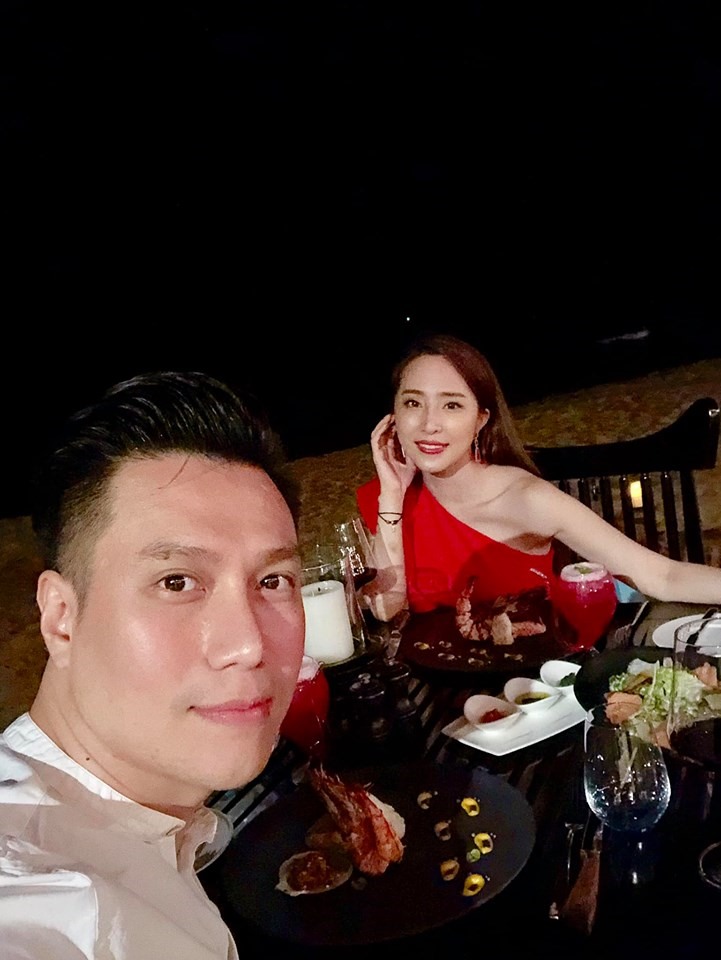 Những hình ảnh bữa tối lãng mạn được Việt Anh đăng tải. Ảnh: VA.