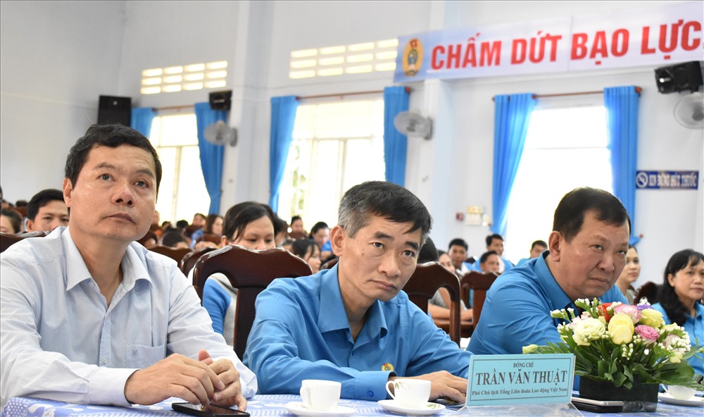 Các đại biểu đại diện Lãnh đạo Tổng LĐLĐVN và Lãnh đạo LĐLĐ TP.Cần Thơ tham dự tại buổi diễn đàn. Ảnh: Thành Nhân.