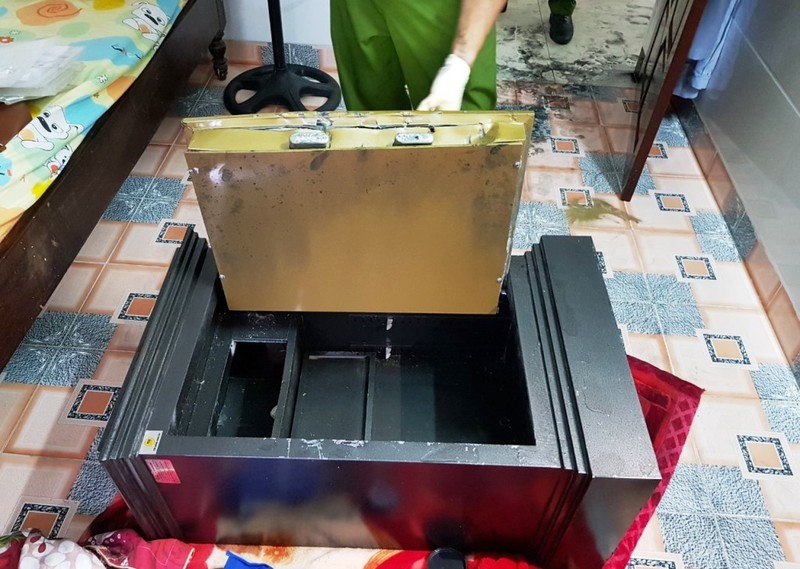 Két sắt nhà bà N. bị đục phá. ảnh: Công an cung cấp.