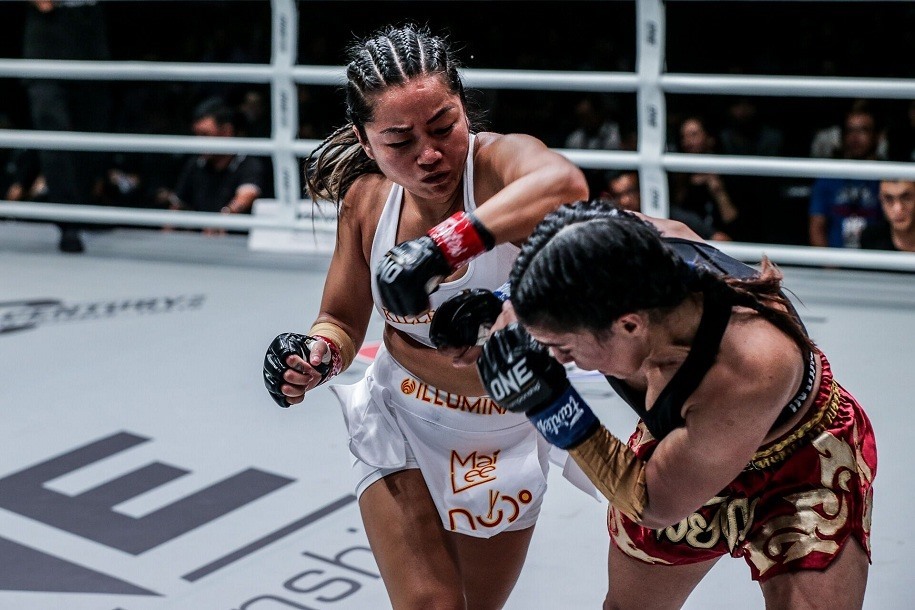 Bi Nguyễn (trắng) vs Puja Tomar (đỏ) . Anh: One Championship