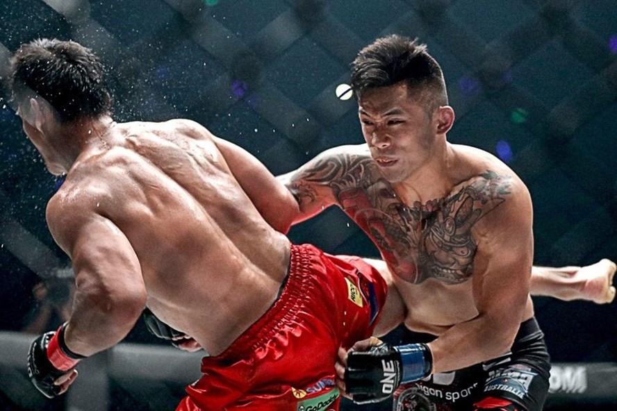 Martin Nguyễn và Eduard Folayang đang giao đấu trong trận đấu ONE Championship tại đấu trường Mall of Asia Arena. Ảnh: ONE Championship