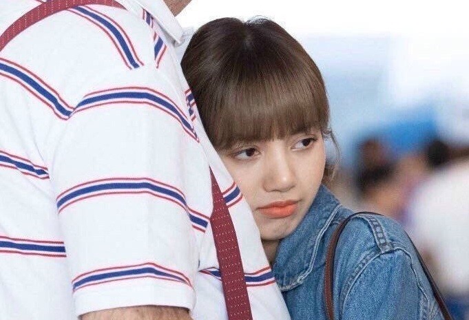 Bức ảnh Lisa ôm bố dượng gây “bão mạng” trong những ngày qua.