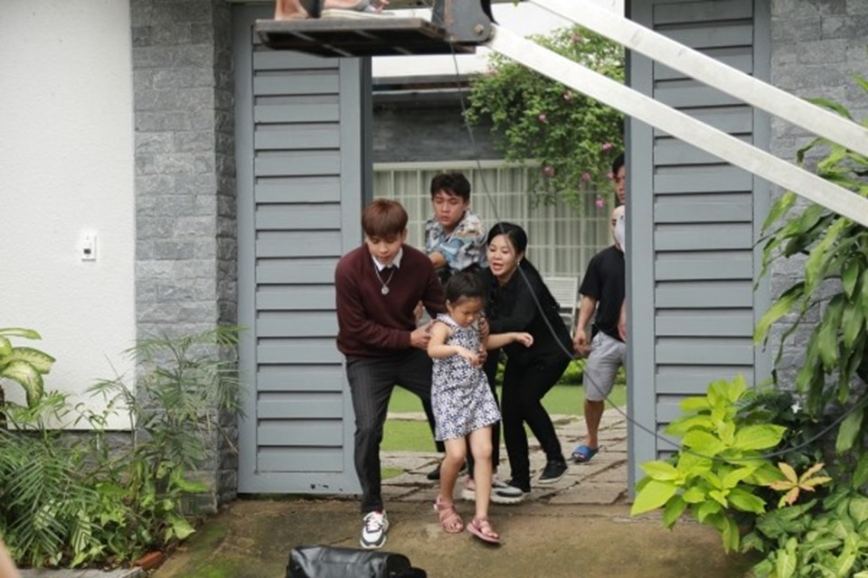 Từ biến cố, Hồ Quang Hiếu từ một cậu ấm trở thành một anh chàng “bến tàu”. Từ biến cố, Hồ Quang Hiếu từ một cậu ấm trở thành một anh chàng “bến tàu”.